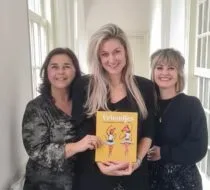 Collega's Anneke Barry Indra met voorleesboekje