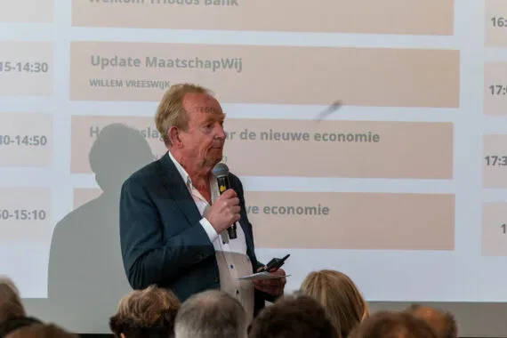 Man met microfoon geen presentatie