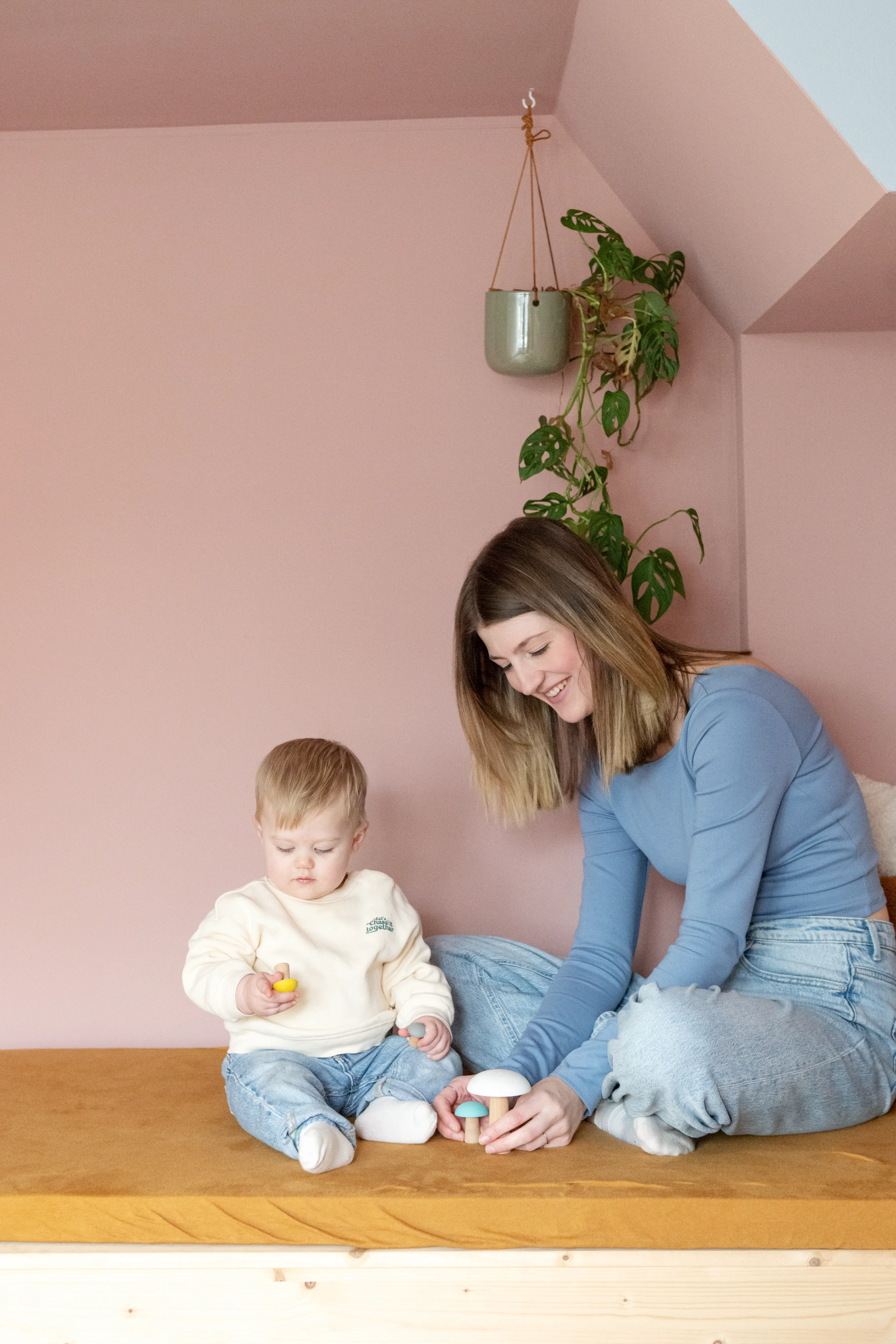 Vrouw spelend met kind