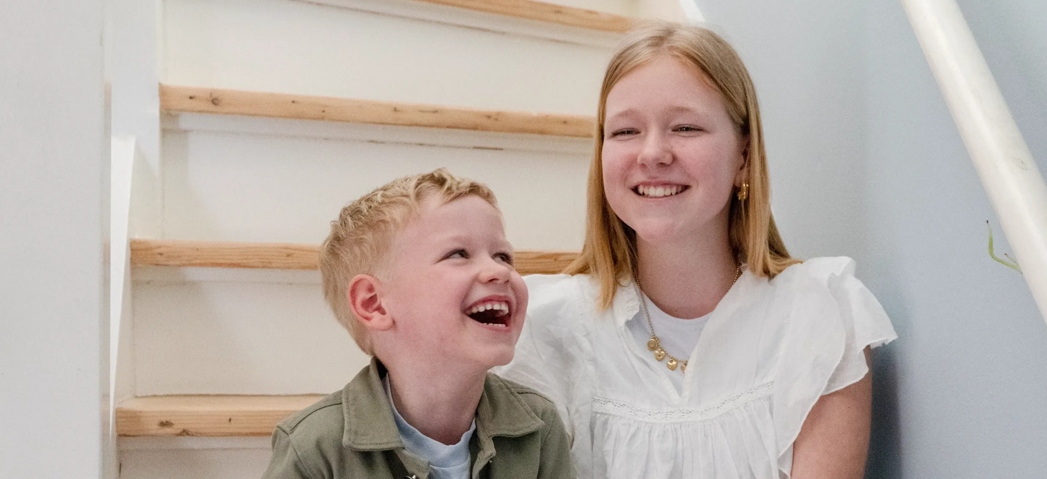 Twee kinderen aan het lachen op trap 1