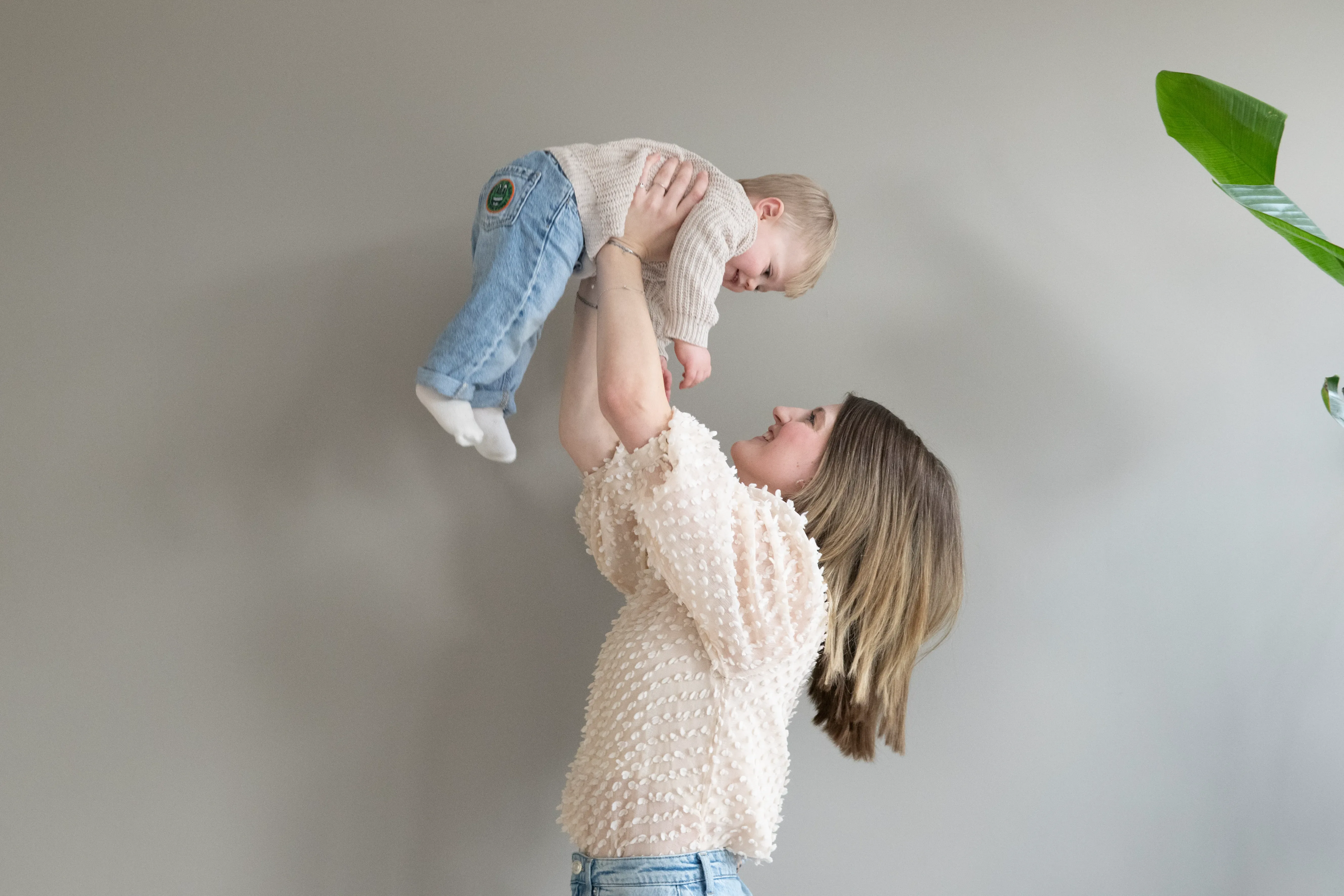 Vrouw die baby dochter de lucht in tilt