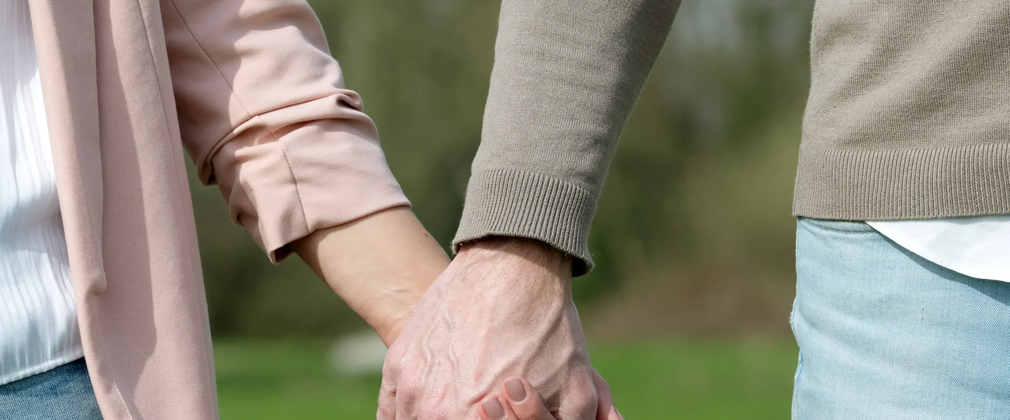 Man en vrouw hand in hand