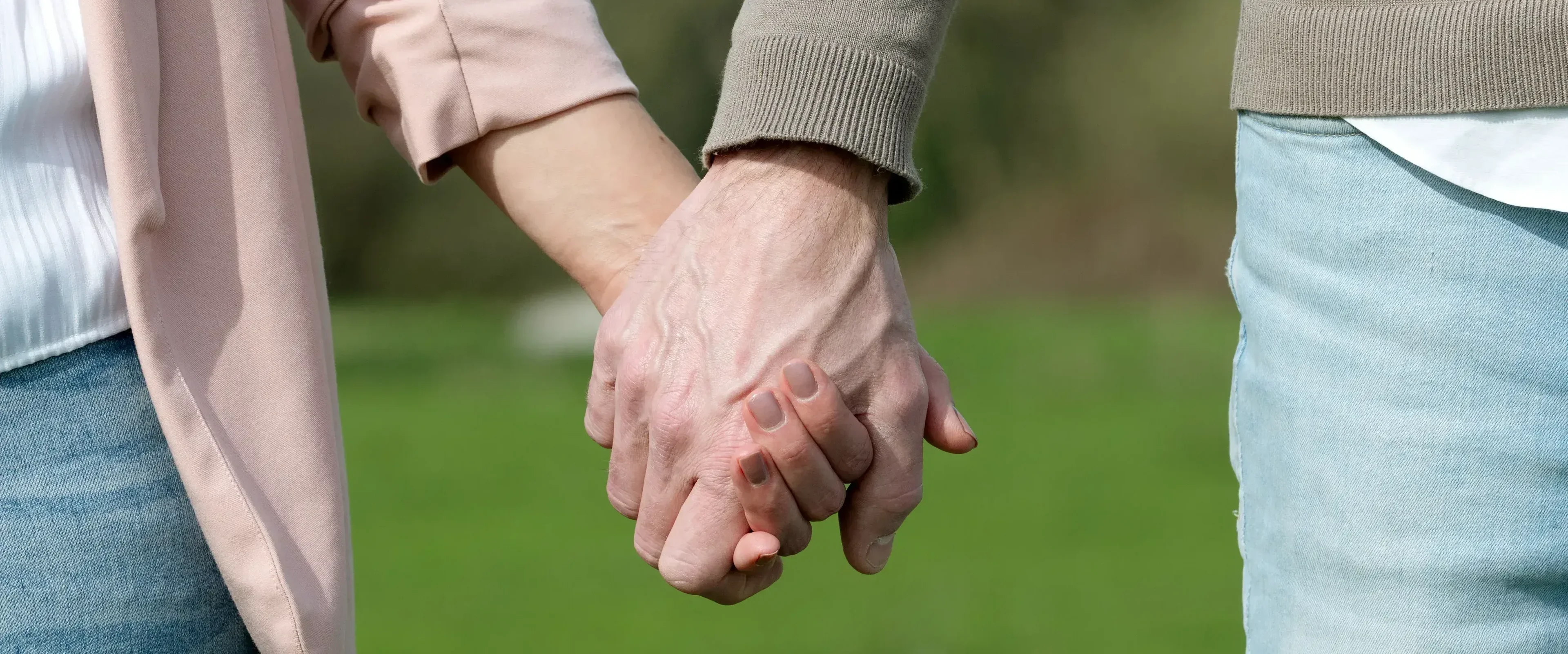 Man en vrouw hand in hand
