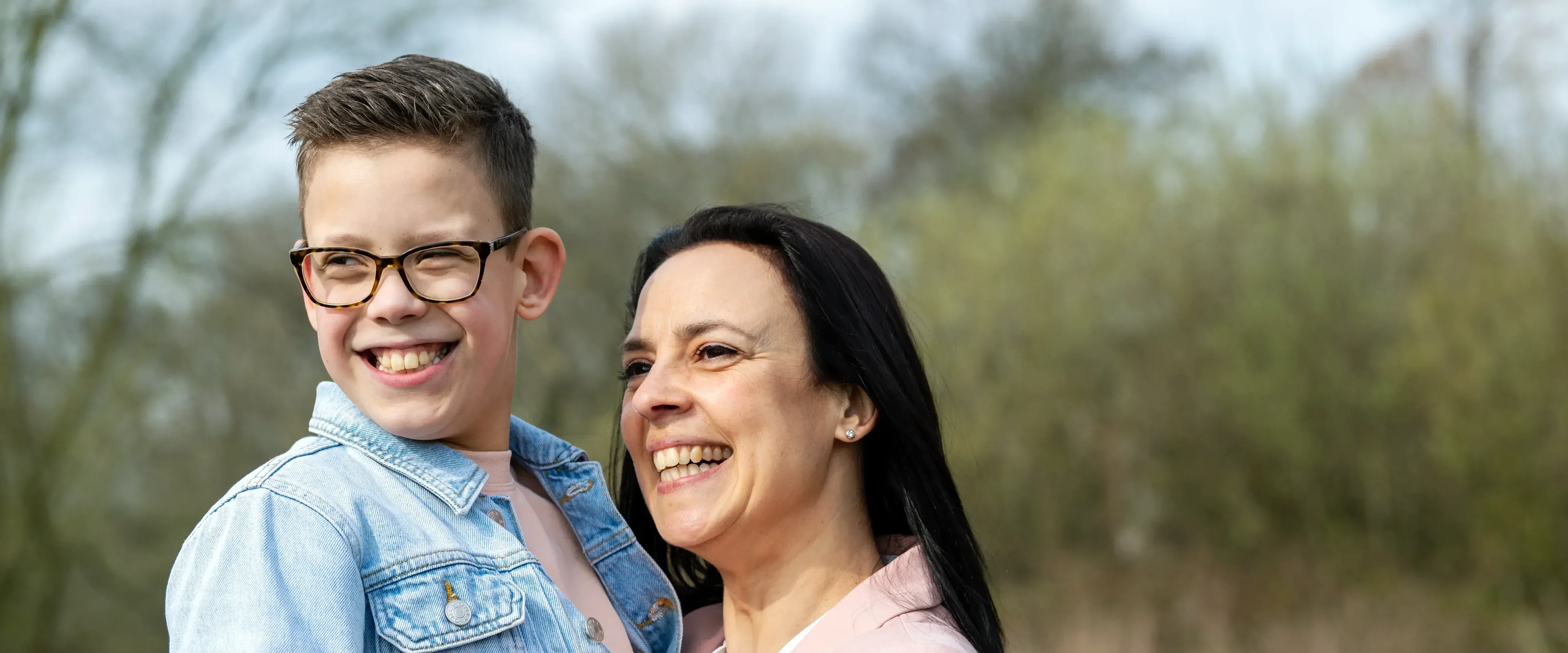 Vrouw met kind buiten