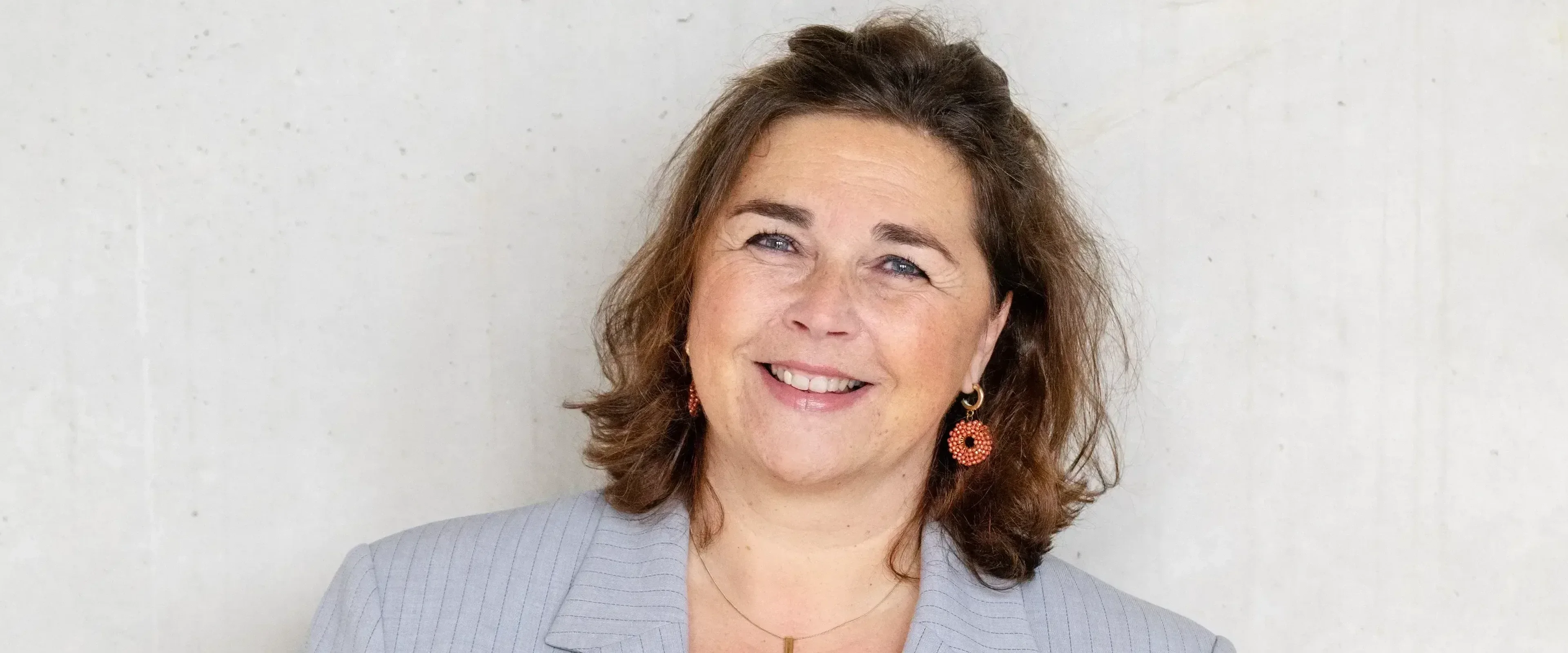 Vrouw met kopje in de hand