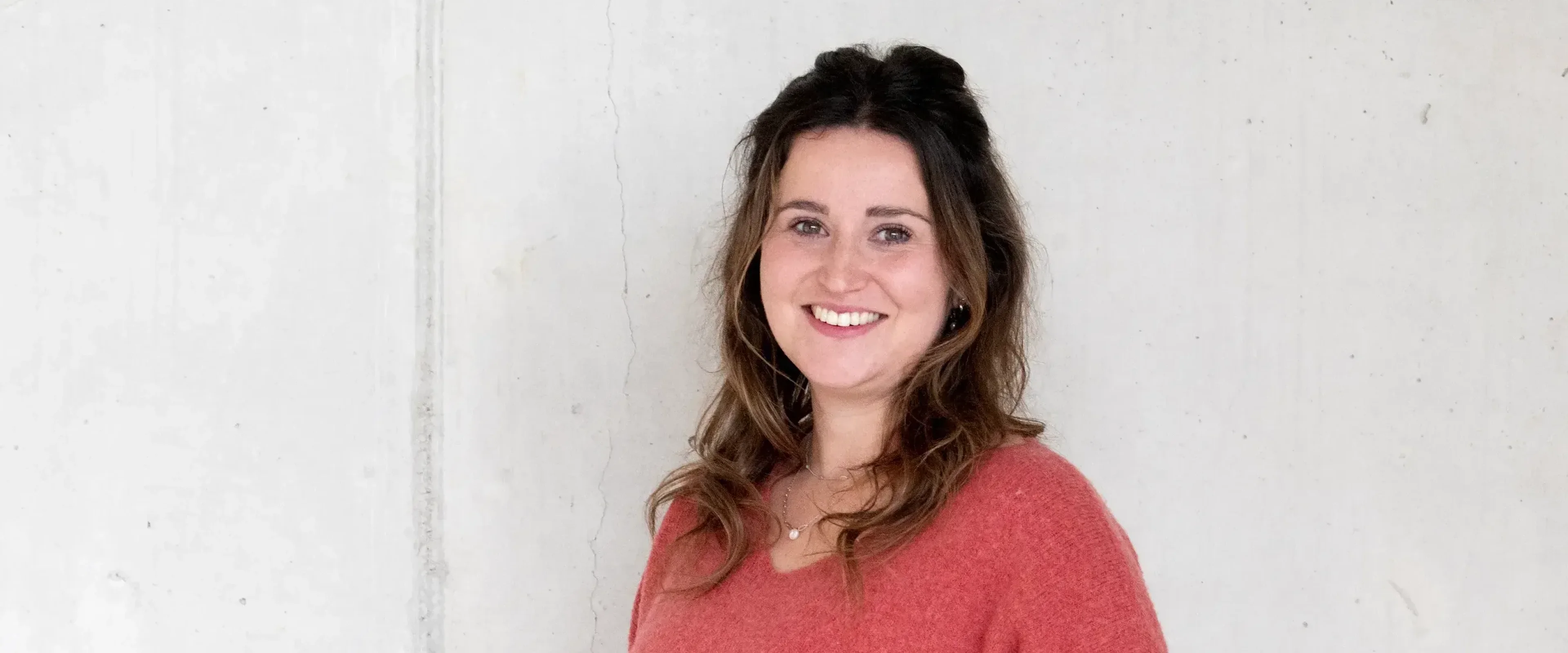 Vrouw lacht naar de camera