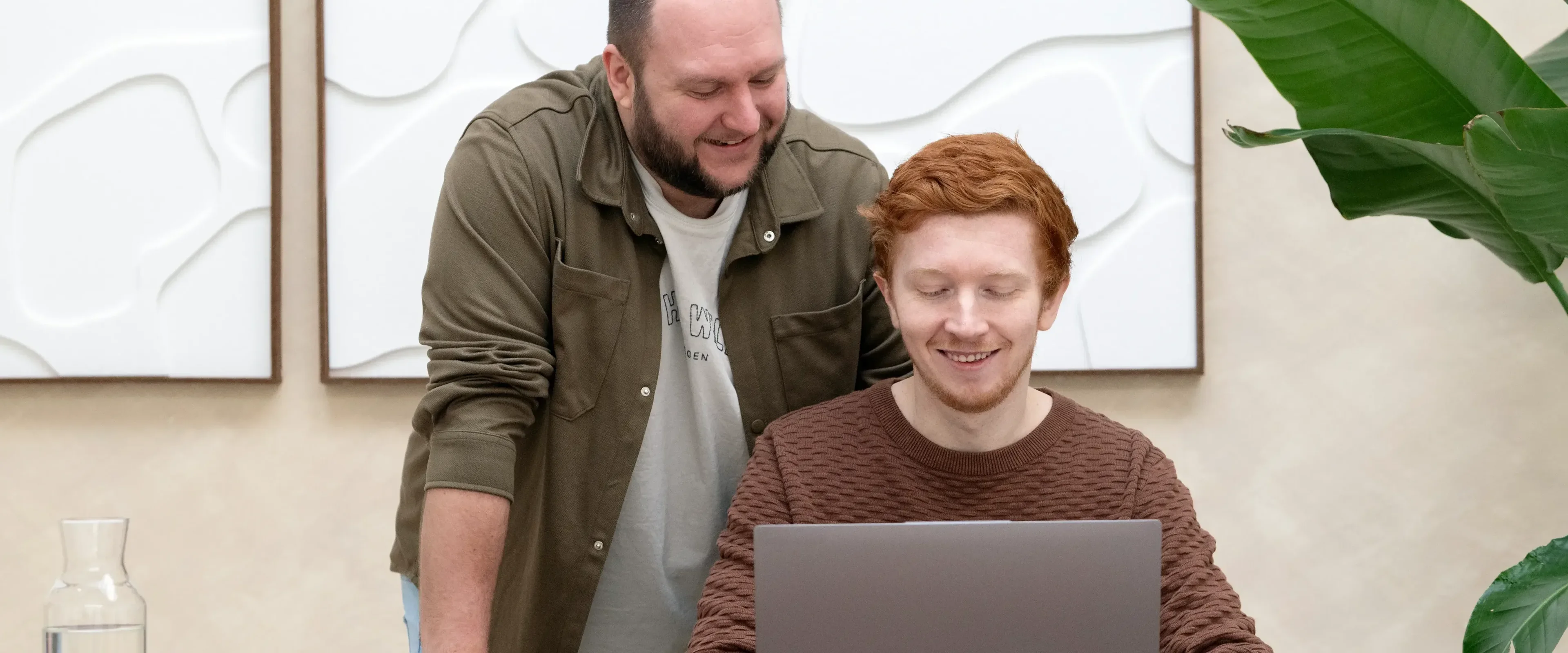 Twee mannen achter laptop