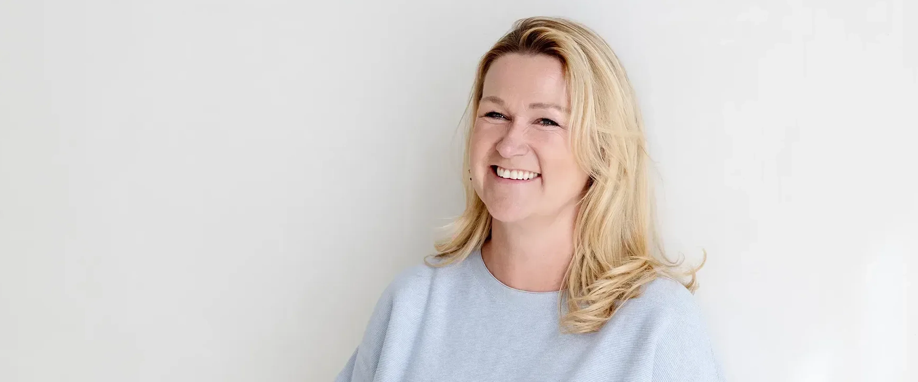 Vrouw lacht naar de camera
