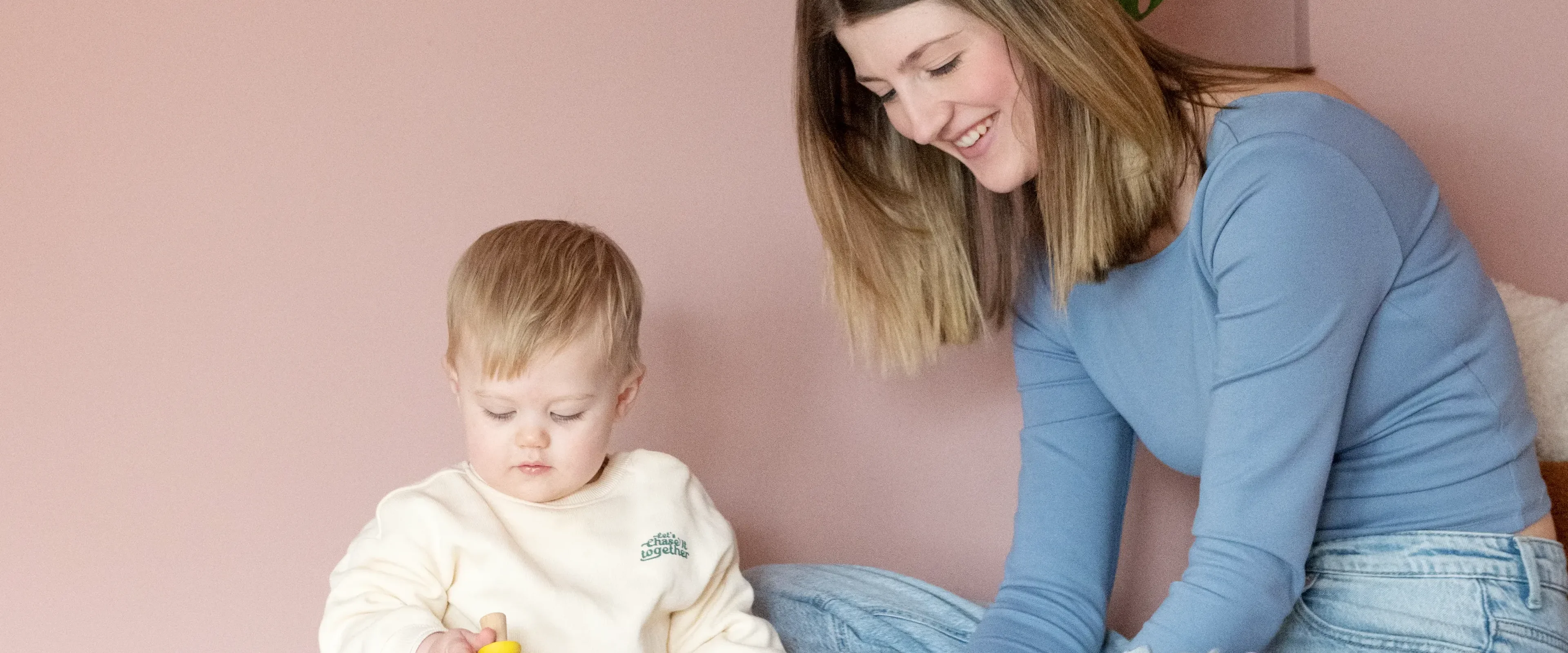 Vrouw spelend met kind