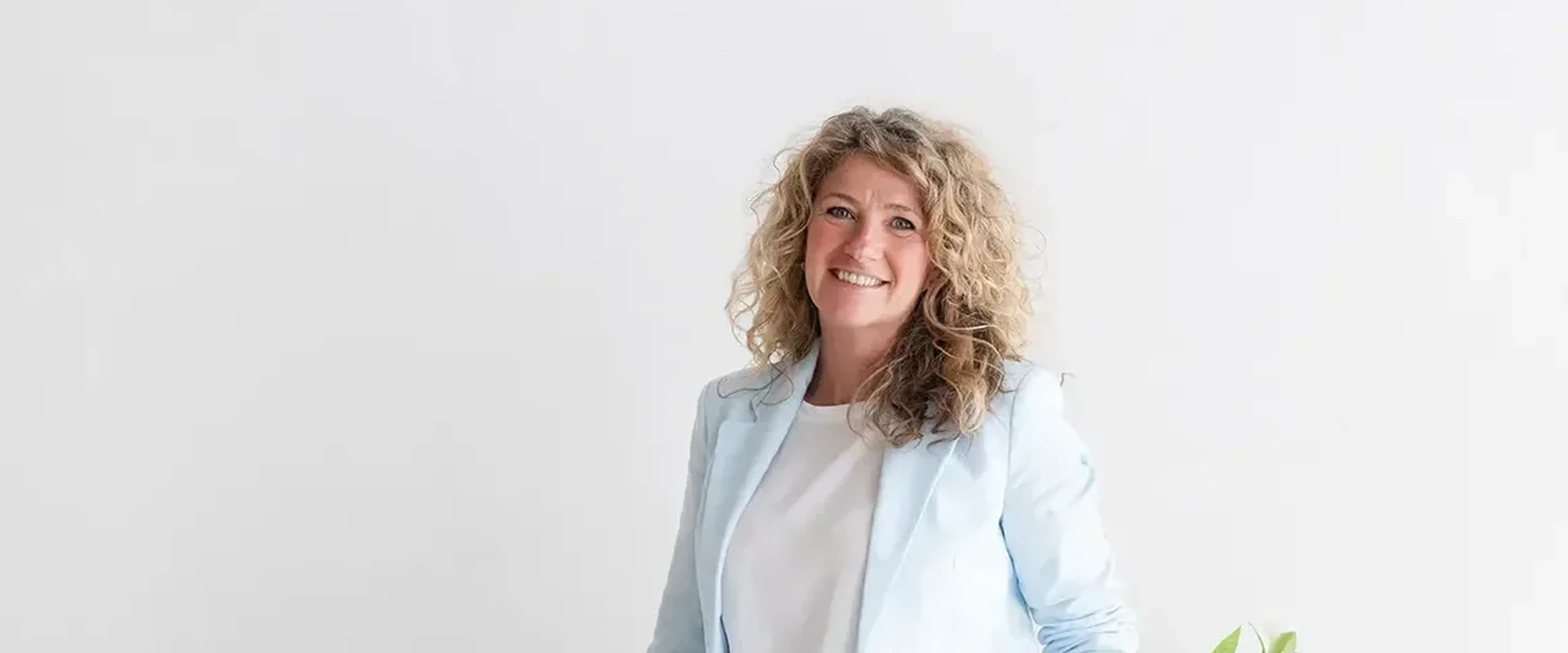 Vrouw lachend naar camera