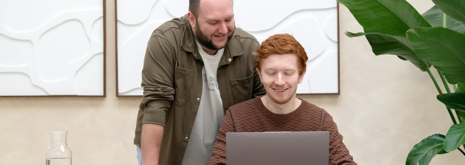 Twee mannen achter laptop