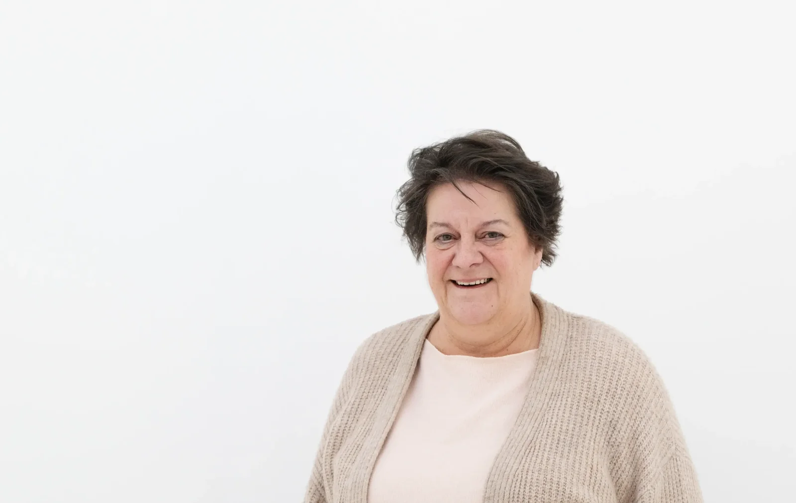 Vrouw glimlachend naar de camera