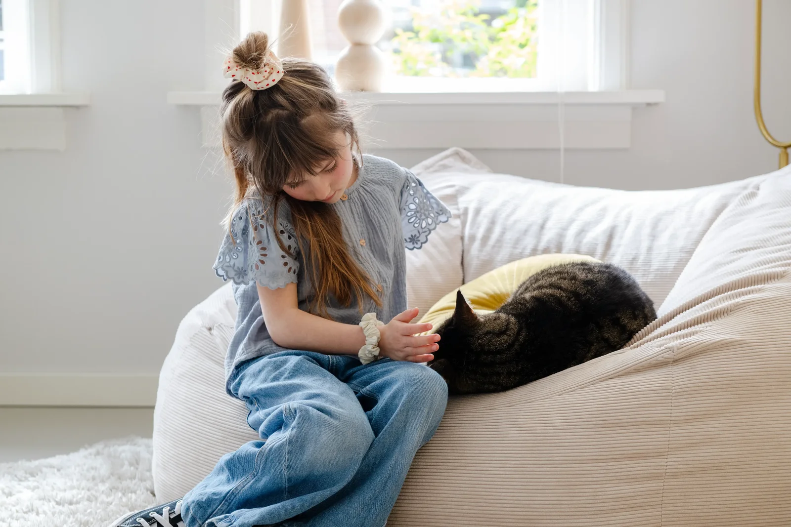 Kind met kat in zitzak