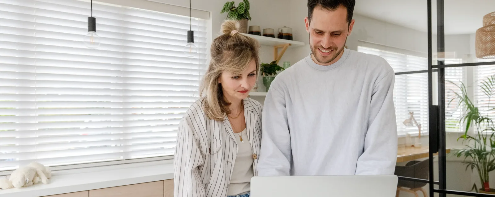 Man en vrouw kijken naar laptop