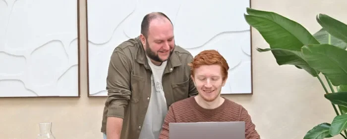 Twee mannen achter laptop