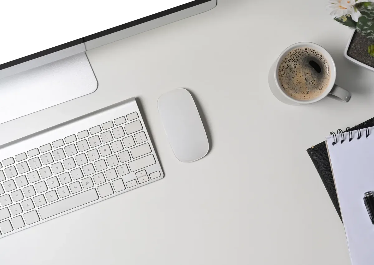 Bureau met toetsenbord, muis en koffie