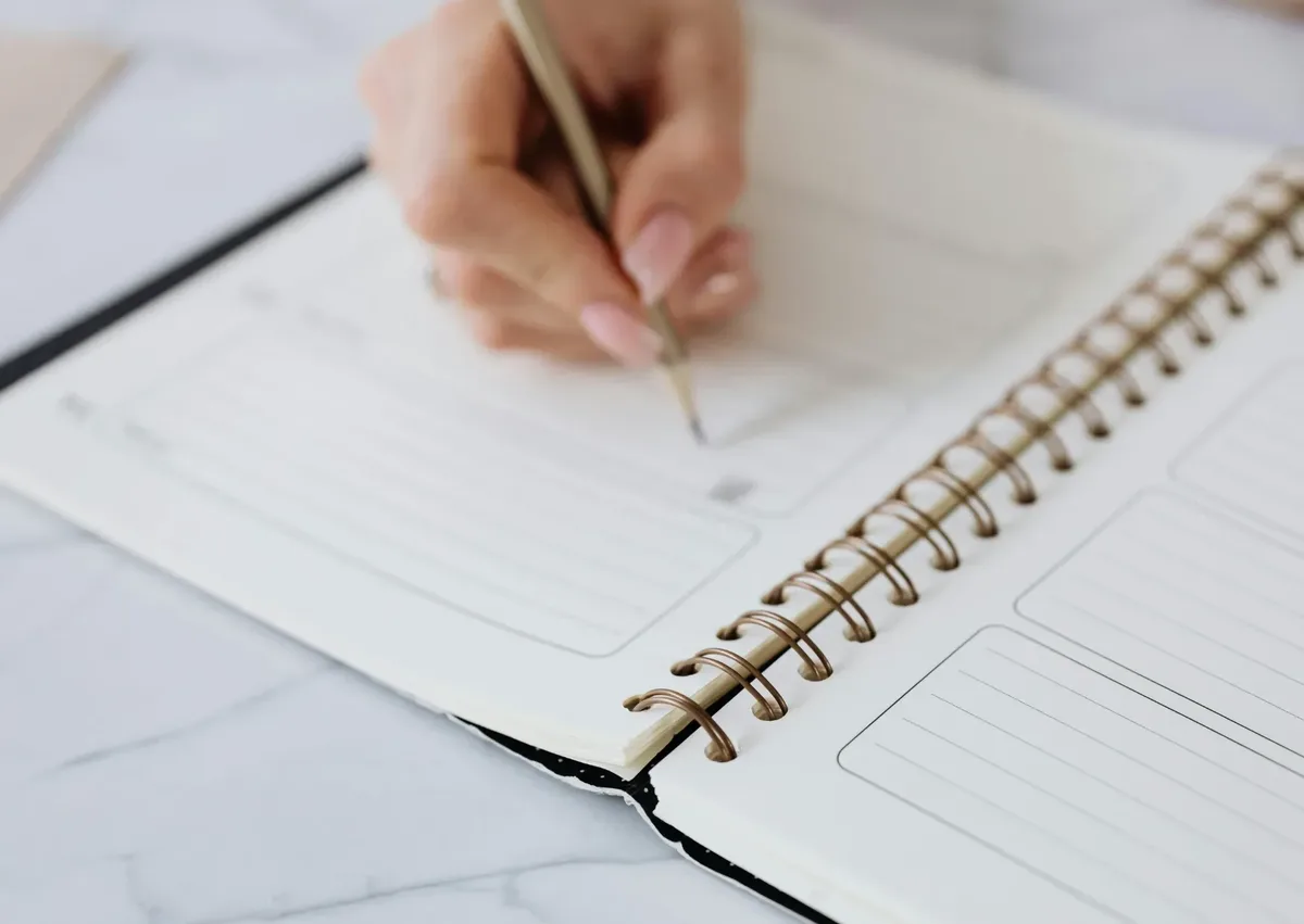 Iemand schrijft in notebook