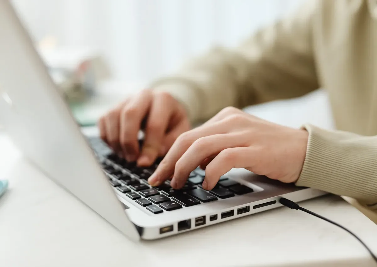 Persoon achter computer aan het typen
