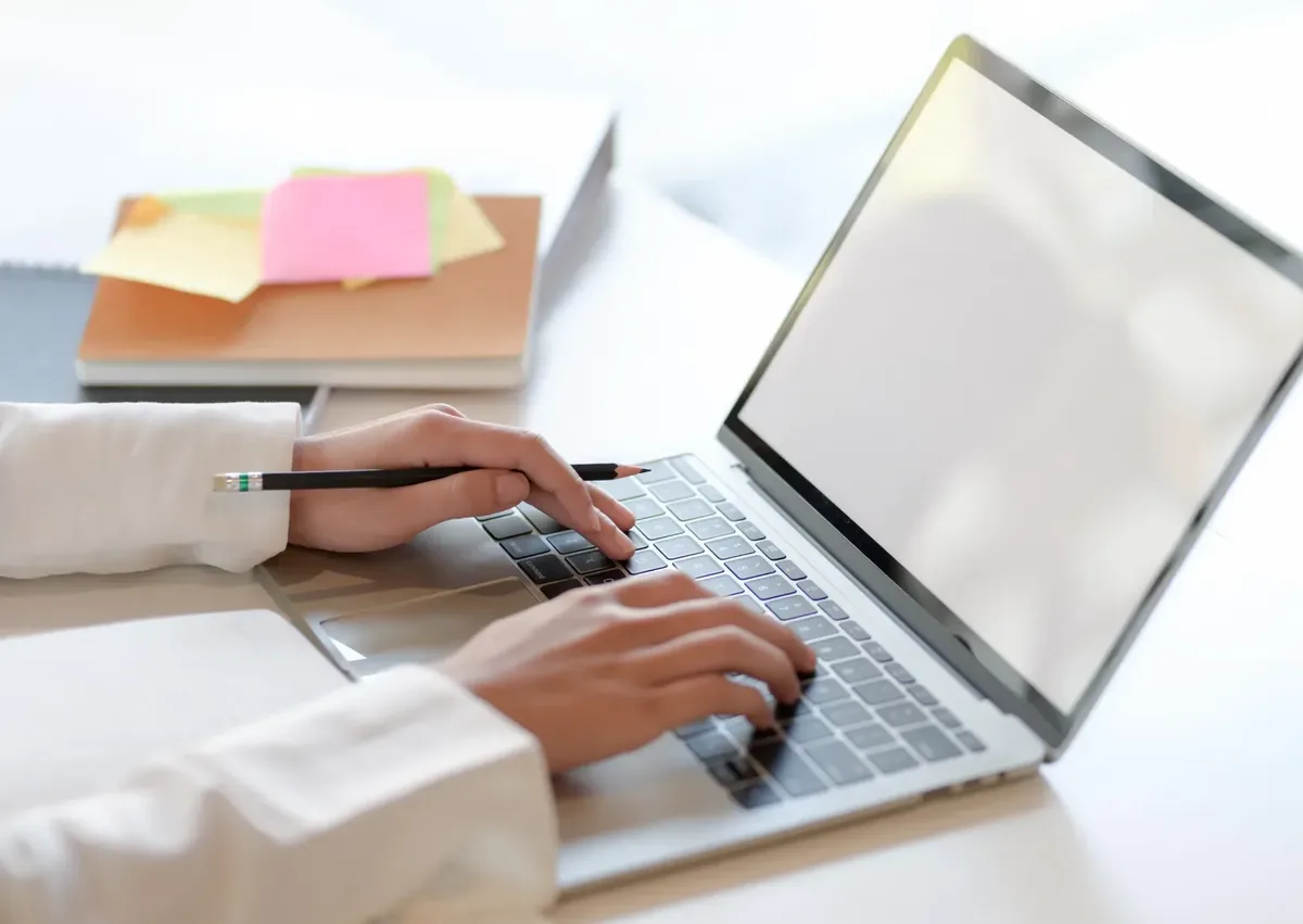 Zijaanzicht persoon typen op laptop